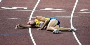 26-erik-sjoqvist-is-exhausted-at-the-finish-line-of-the-5000m-event.webp