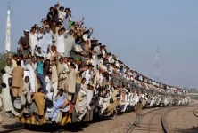 train-croud.webp