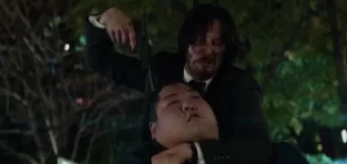 johnwick2-gunpoint-headlock-sumoman.webp